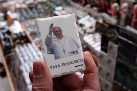 Rzym: Zalew nielegalnych pamiątek Roku Świętego