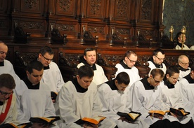 Alumni i księża profesorowie Wyższego Seminarium Duchownego w czasie modlitwy brewiarzowej w katedrze