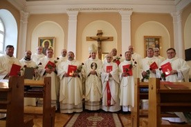 Pamiątkowe zdjęcie księży jubilatów z bp. Piotrem Liberą i księdzem wychowawcą Andrzejem Rojewskim.