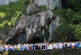 Przy grocie objawień w Lourdes
