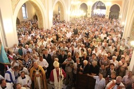 Tłumy wiernych parafii pw. św. Wojciecha przybyły, by trwać przy ikonie Czarnej Madonny