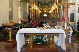 Centralnym punktem pielgrzymki maturzystów była Msza św. w bazylice jasnogórskiej, której przewodniczył bp Piotr Libera