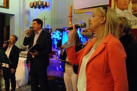 Sławomir Świerzyński i członkowie zespołu Psalm 23 wspólnie wyśpiewali maryjną pieśń