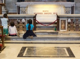 Przy grobie świętego Jana Pawła II