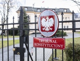 TVN24: W projekcie uchwały ws. TK apel do sędziów o rezygnację i zapowiedź zmian w konstytucji