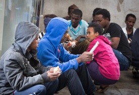 Migranci na dworcu w Mediolanie