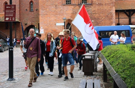 Uczestnicy ŚDM na oblężeniu Malborka