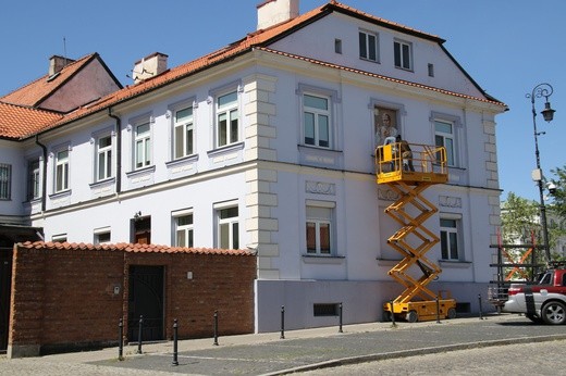 Mozaika papieska w oknie domu biskupiego w Płocku