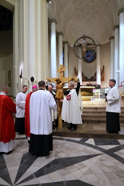 Wielki Piątek w katedrze Chrystusa Króla