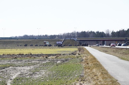 Wielkanocna procesja konna w Ostropie