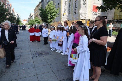 Katowice. Procesja ulicami miasta
