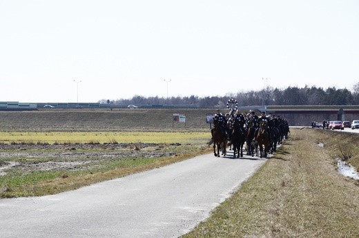 Wielkanocna procesja konna w Ostropie