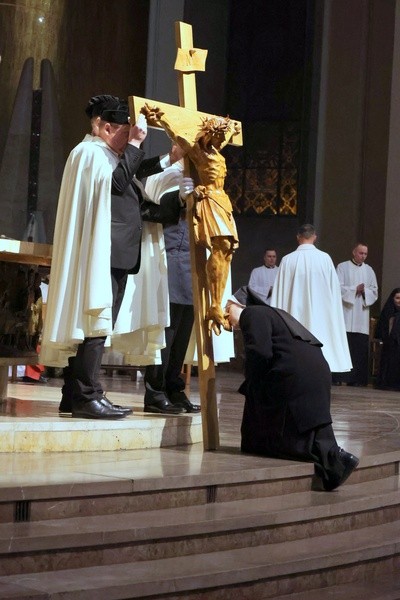 Liturgia Wielkiego Piątku w katedrze Chrystusa Króla