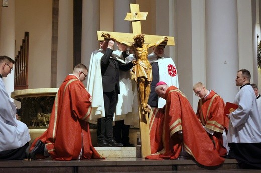 Liturgia Wielkiego Piątku w katedrze Chrystusa Króla