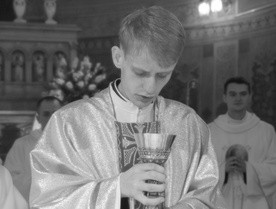 Ks. Piotr Błoński odprawia Mszę świętą w płockiej katedrze