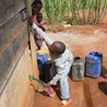  Dzieci z misji czerpią wodę obsługując wodomat