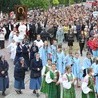 Barwna procesja, której wielu uczestników było ubranych w stroje kurpiowskie, uroczyście wprowadziła obraz Jasnogórski do parafialnego kościoła 