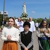 Trójka dzieci przebranych za Łucję, Franciszka i Hiacyntę towarzyszyła figurze Pani Fatimskiej w czasie obchodów 100. rocznicy objawień fatimskich w Ciechanowie 
