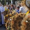 Bp Roman Marcinkowski poświęcił kilkanaście wieńców dożynkowych z rejonu żuromińskiego