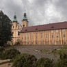 Skutki powodzi, która nawiedziła Kłodzko w klasztorze franciszkanów i w kościele Matki Bozej Różańcowej