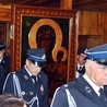 Strażacy wnoszą obraz nawiedzenia do kościoła parafialnego