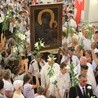Wyjątkowe powitanie ikony Jasnogórskiej sprawiły dzieci. Nawa główna kościoła w Żurominie stała się aleją białych lilii
