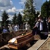 Obrzędom pogrzebowym s. Anny Klaty, na cmentarzu parafialnym w Rokiciu, przewodniczył ks. proboszcz Marek Podsiadlik