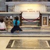 Przy grobie świętego Jana Pawła II
