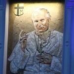 Płock. Wieczorna modlitwa pod oknem papieskim