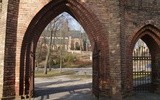 Widok na najstarszą część Ciechanowa - Farską Górę i kościół NMP - z neogotyckiej bramy przy kościele poaugustiańskim