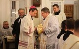 Bp Mirosław Milewski przekazuje bp. Marii Karolowi Babiemu stułę, jako dar i pamiętkę ekumenicznego spotkania