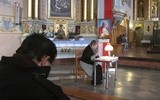 Akcja "Przasnysz czyta papieża" w kościele farnym