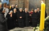 Modlitwa sióstr terezjanek przy grobie założyciela, bp. Adolfa Piotra Szelążka, w kościele św. Jakuba w Toruniu