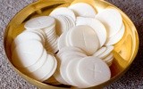 Liturgista: osoby z celiakią mogą przyjmować komunię św. w postaci hostii niskoglutenowych