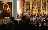 Młodzież z Parafialnego Centrum Światowych Dni Młodzieży i strażacy stali najbliżej obrazu Matki Bożej Częstochowskiej