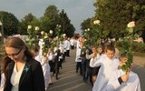 Dzieci komunijne na powiatanie Matki Bożej zabrały ze sobą białe róże, znak czystości i miłości. 