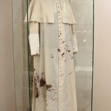 Zakrwawiona papieska sutanna