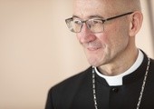 Abp Galbas przy grobie św. Jana Pawła II: Jezus pragnie, by na ziemi był ogień Ducha Świętego