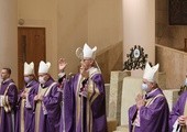 Abp Skworc w Dzień Zaduszny: Powierzamy miłosiernemu Bogu los naszych drogich zmarłych