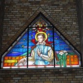 Witraż przedstawiający św. Stanisława Kostkę w kościele pw. Najświętszego Serca Pana Jezusa w Rypinie