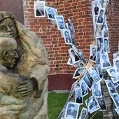 Pomnik katyński i okolicznościowa instalacja na rocznicę katastrofy smoleńskiej przed kościołem ojców pasjonistów w Przasnyszu