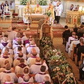 Światynię i teren wokół kościoła w Świętym Miejscu wypełnili księża i wierni, którzy żegnali zmarłego 8 lipca ks. prał. Makowskiego
