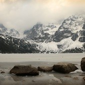 Spektakularny obryw skalny w Tatrach w rejonie Morskiego Oka 