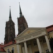 Patronką kaplicy w budynku PWT we Wrocławiu jest św. Teresa Benedykta od Krzyża - Edyta Stein