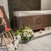 Proboszcz archikatedry: Coraz więcej osób odwiedza grób bł. Wyszyńskiego