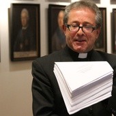 Ks. prof. Henryk Seweryniak z dokumentami 43. synodu płockiego