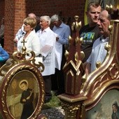 Wśród feretronów procesyjnych, jeden z wizerunkiem św. S. Kostki, na odpuście w Rostkowie