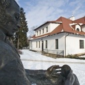 Pomnik poety przed dworem Krasińskich w Opinogórze