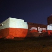 Efektowana wizualizacja ciechanowskiego zamku w barwach narodowych