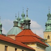 CBOS: Religijność Polaków stabilna, wzrost negatywnych ocen Kościoła